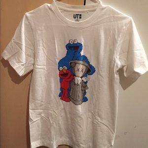 Uniqlo x KAWS x sesame street t-shirt (SIZE XS)